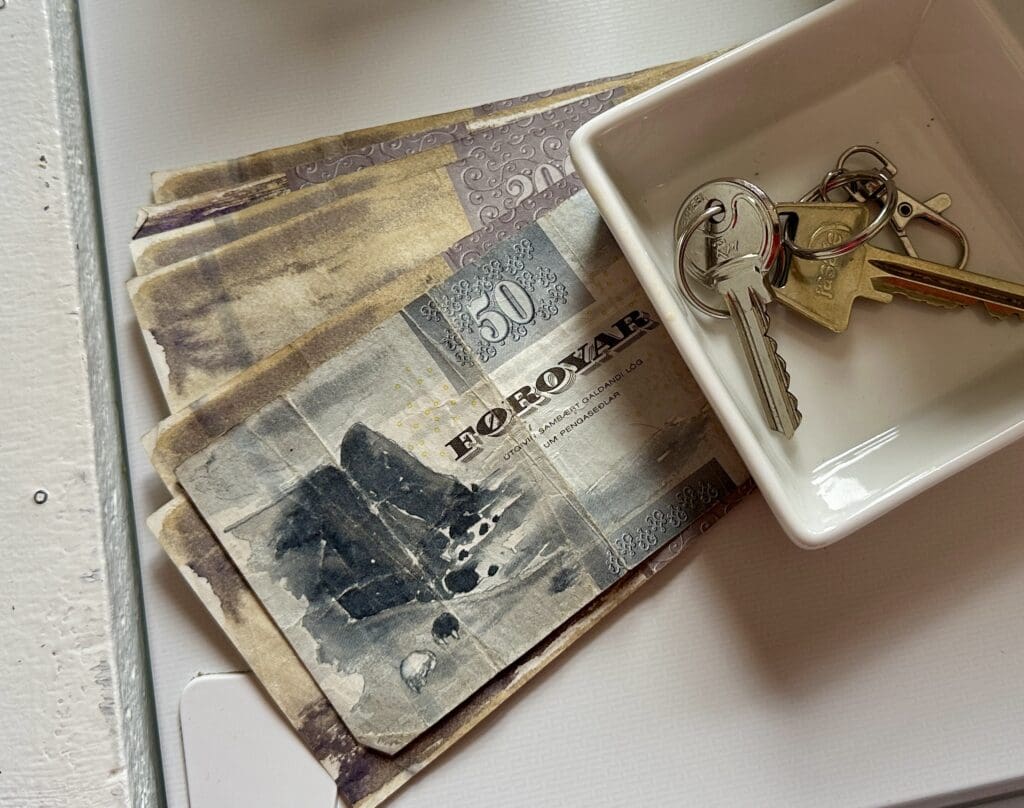 Some cash and a key used in the Faroe Islands
