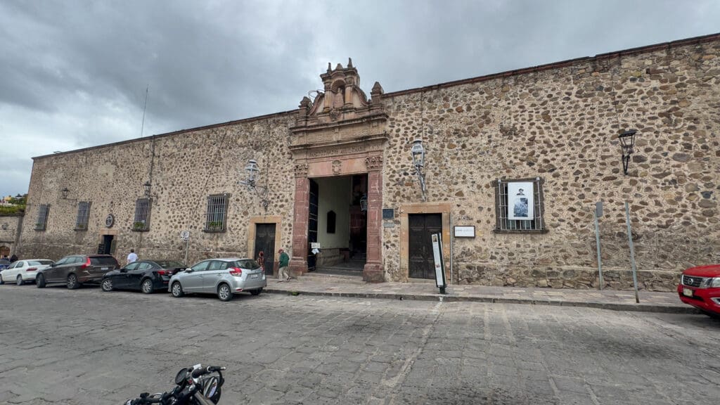 The outside of the Instituto Allende.
