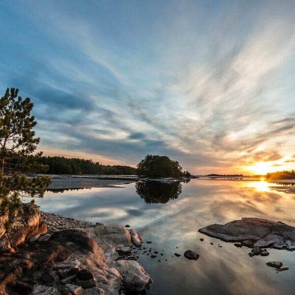 rocky shoreline of voyageurs national park